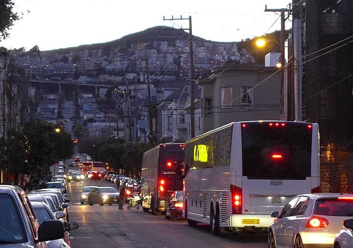 File:Tech-buses-in-noe-valley P1090446.jpg