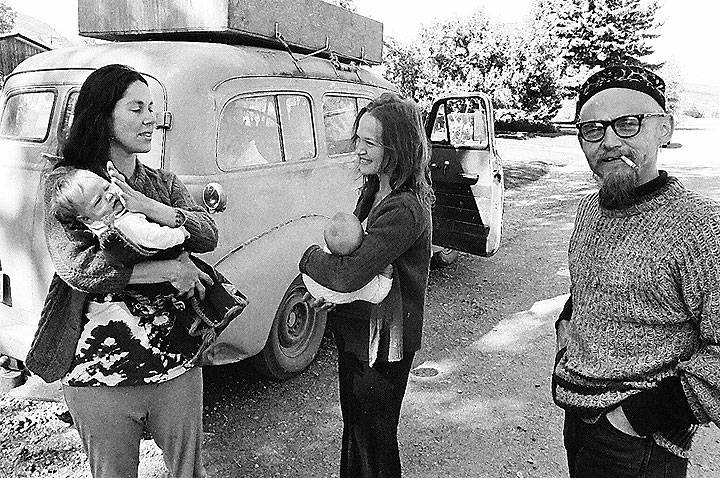 File:Judy-and-Peter-and-friend-with-babies diggers-030 Chuck-Gould.jpg