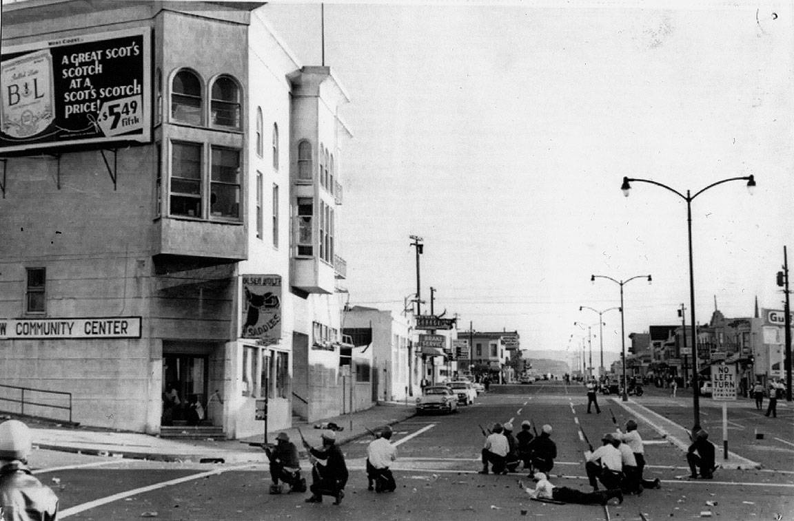 Newcomb-and-3rd-street-sept-28-1966-sfpd-w-rifles.jpg