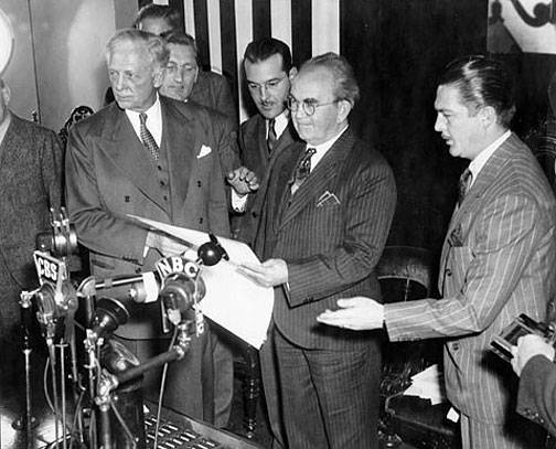 Mooney-receiving-pardon-from-Culbert-Olson-Jan-7-1939-AAD-3178.jpg