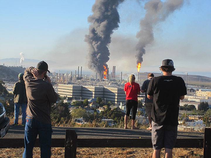Explosion at the Chevron refinery in Richmond, 2012.jpg
