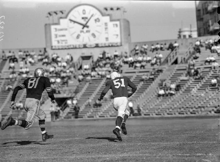 File:49er right end Bob Titchenal running for 42-yard TD reception against Brooklyn Dodgers, September 22nd 1946 wnp14.5163.jpg