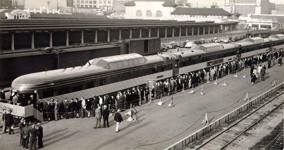 SP train with big line at 3rd and Townsend.jpg