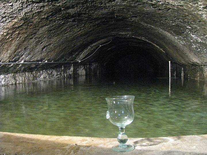 File:Albion-cistern-w-wine-glass 5851.jpg