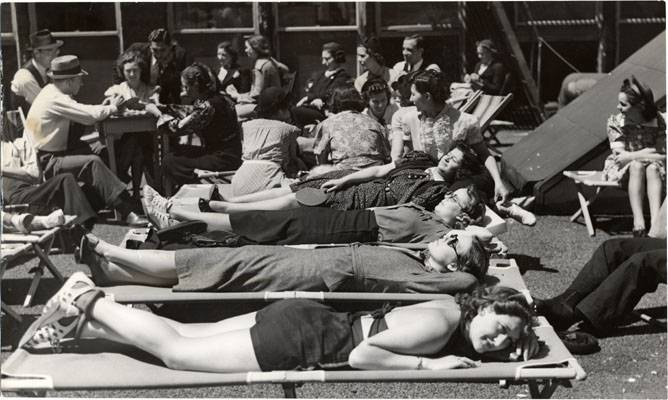 Aug 20 1938 Striking workers from Kress and Newberry stores relaxing on the roof of the Retail Department Store Employees Union headquartersAAD-5429.jpg