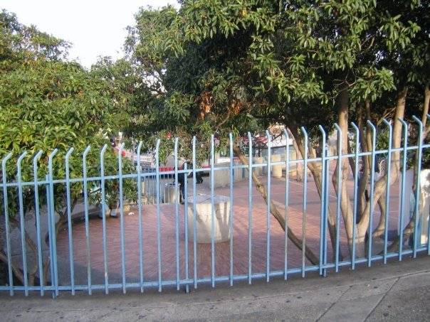 File:Glen park station brick seating.jpg