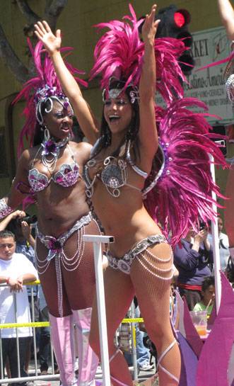 Carnaval-2010-beauty-w-hands-up 7570.jpg