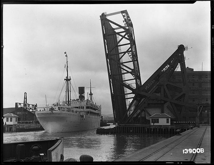 3rd-Street-Bridge-Open-with-the-Ship-SS-Talamanca-Going-Out-Under-the-Bridge-with-Tug-Boat- May-13-1933 U13900B.jpg