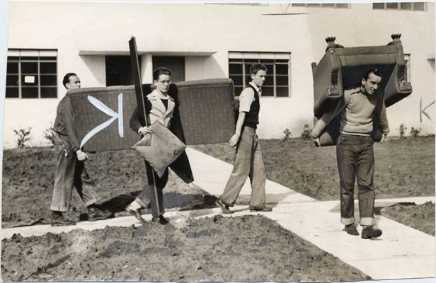 File:George Fern moving into the Sunnydale housing project March 3 1941 AAD-6118.jpg