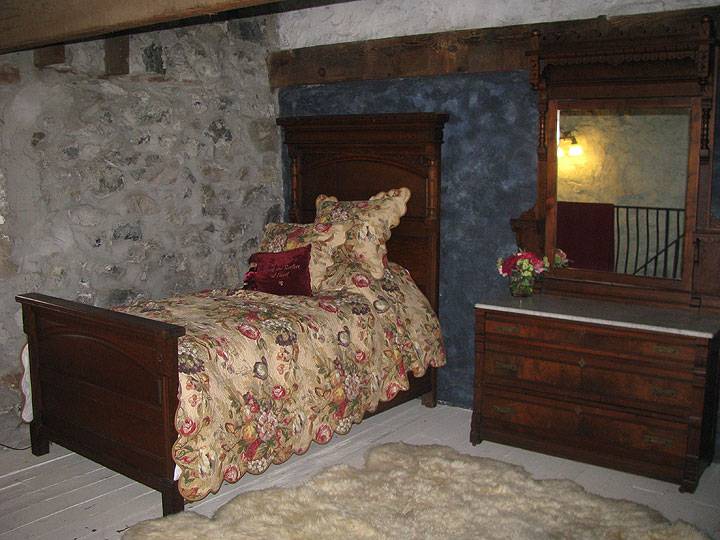 File:Albion-old-bed-in-stone-bedroom 5890.jpg