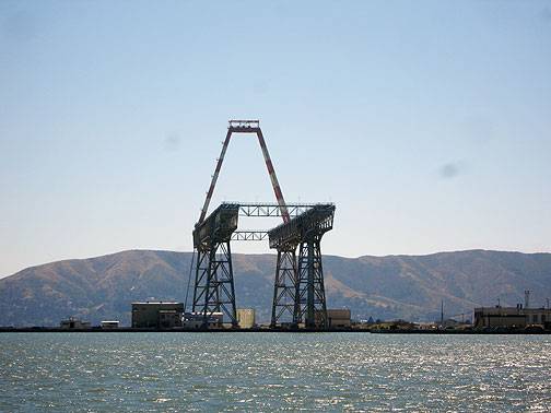 File:Missile-crane-and-tower-4451.jpg