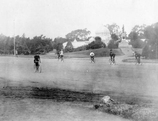 Cyclists-near-conservatory-of-flowers-1899-AAA-7310.jpg