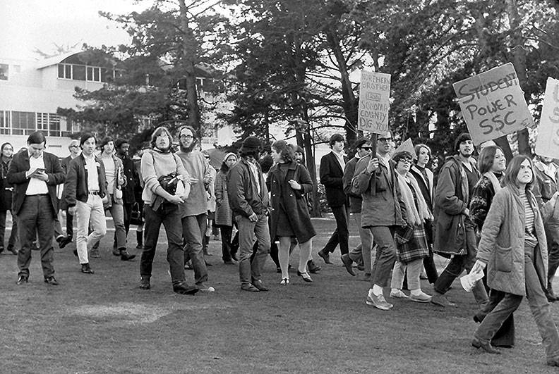 Sfsu-strike students-w-signs-on-quad drescher.jpg