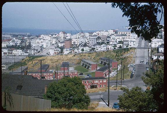 File:Cushman-May-17-1954-ene-19th-and-DeHaro-projects-on-Pothill-P07134.jpg