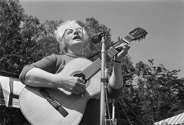 File:Malvina-Reynolds Save-the-Park-rally-in-Golden-Gate-Park-to-stop-a-freeway-from-being-built-on-Panhandle-Parkway,-May-17,-1964.jpg