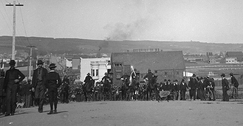 File:2Spanish-American-War-Expedition-leaving-for-Manila,-Van-Ness-Avenue,-San-Francisco-by-Alice-Burr-1898-via-CHS.jpg