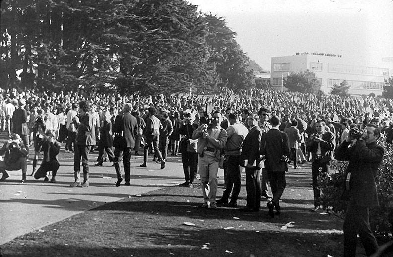 File:Sfsu-strike crowd-in-quad drescher.jpg