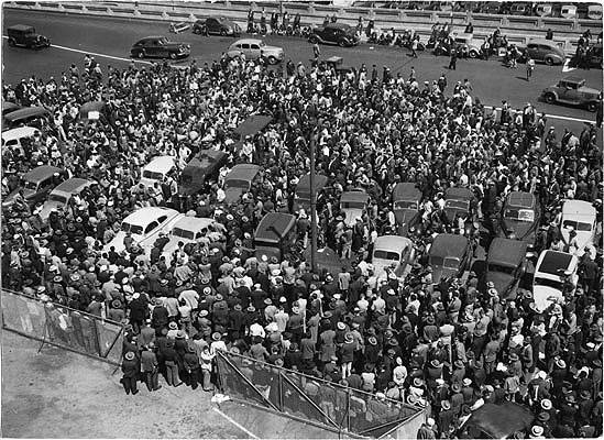 Sept-1945-maritime-workers-mass-meeting-on-waterfront-to-discuss-strike-AAD-5542.jpg