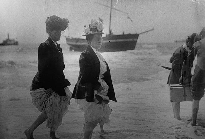 File:Wimmin$women-on-shore-1909.jpg