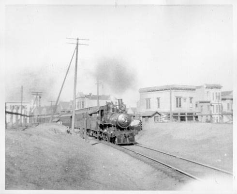 File:Train passing through 22nd and Folsom 1907 AAC-8238.jpg
