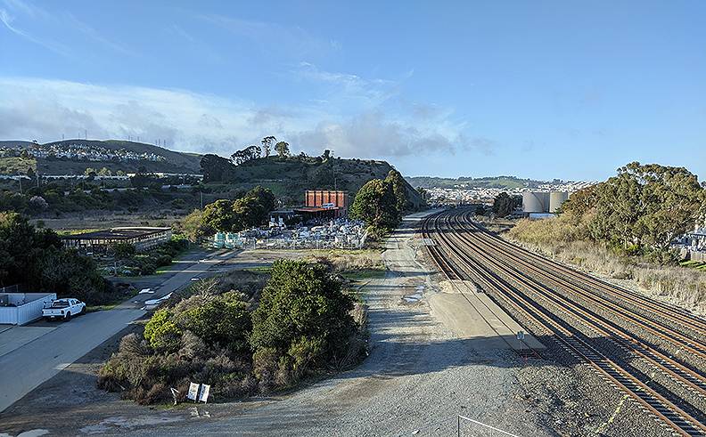 File:North-view-of-caltrain-tracks-at-Brisbane 20200126 160255.jpg