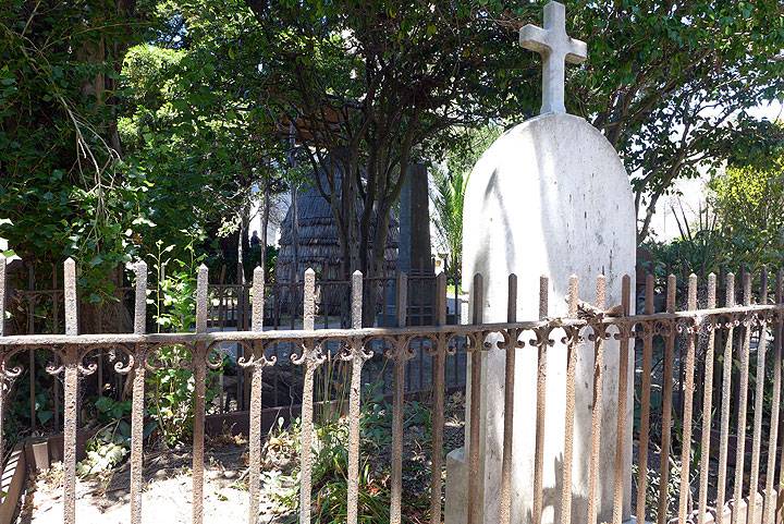 Mission-Dolores-Cemetery-with-Ohlone-Hut P1100737.jpg