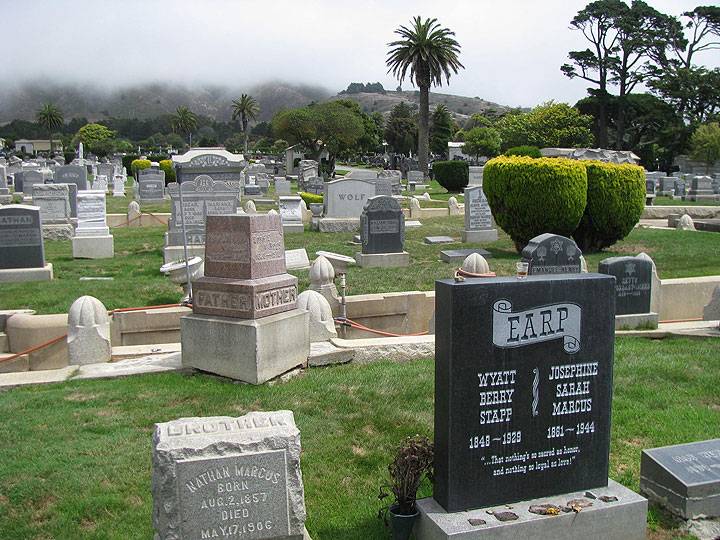 File:Wyatt-earp-grave 1136.jpg