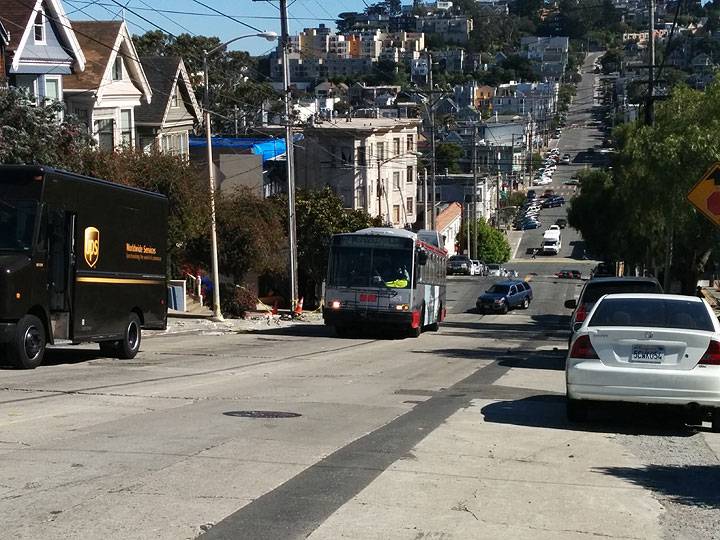 File:Bus-climbing-Castro-near-Valley 20140613 162830.jpg