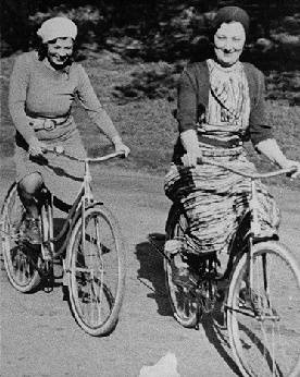 File:Wimmin$women-cyclists-1930.jpg