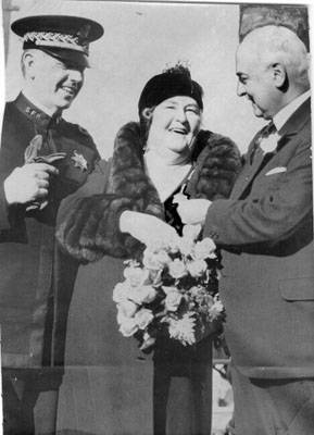 Jan 5 1932 annie laurie with mayor rossi and chief quinn AAA-5689.jpg