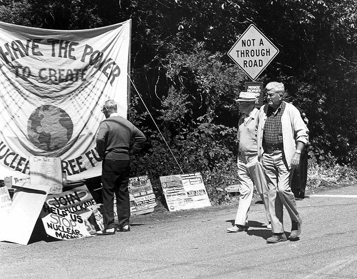 File:Bohemian-grove-gate-pic-2-w-members-looking-on.jpg