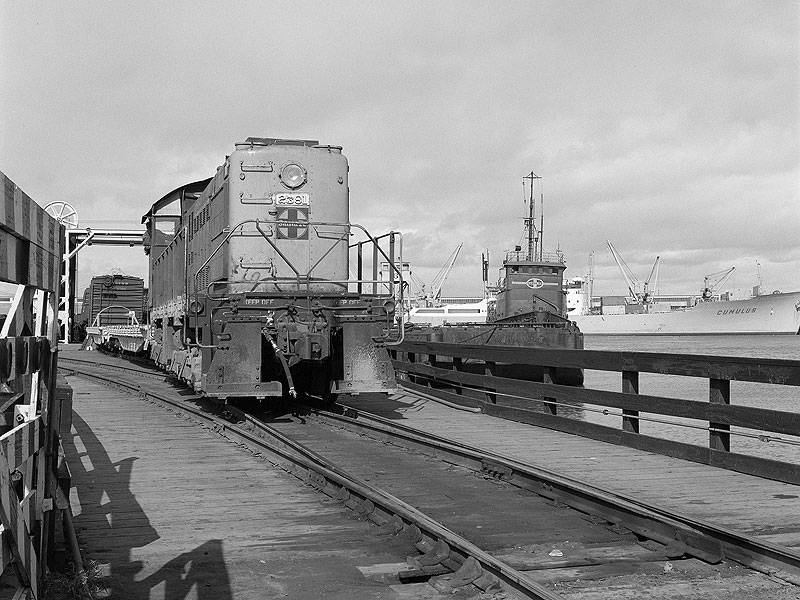 File:The-photographer-repositions-closer-to-the-car-float-apron-while-2381-passes-by-the-tug-Paul-P.-Hastings-as-she-pushes-freight-onto-barge-8.-Western-Railway-Museum-Archives.-Jeff-Moreau-collection.-Circa-March-1971 88515atsf-1.jpg