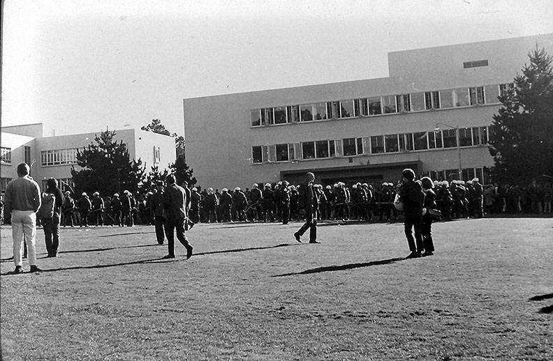 File:Sfsu-strike cops-on-quad-in-formation-and-distance drescher.jpg