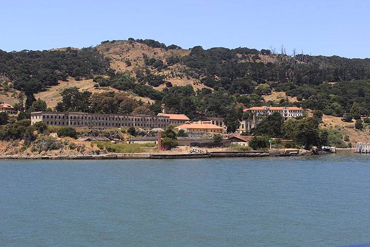 Angel-island-east-side-abandoned-buildings 2451.jpg