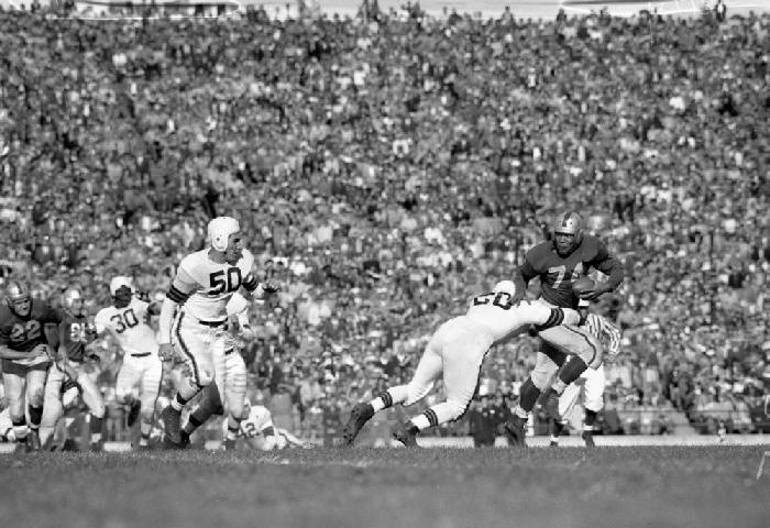 File:49er running back Joe Perry carrying the ball against the Cleveland Browns, November 28, 1948 wnp14.6397.jpg