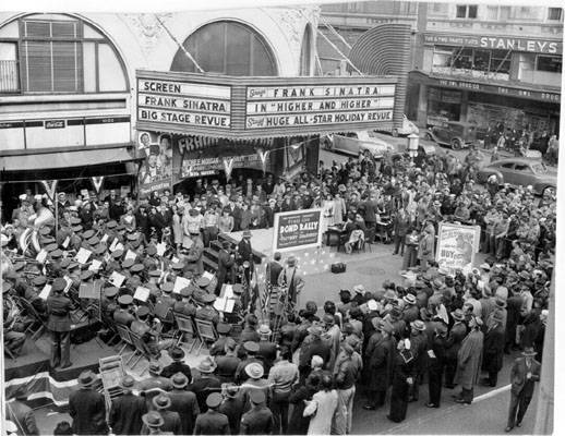 File:Jan 11 1944 bond rally at GG Theater AAA-8832.jpg