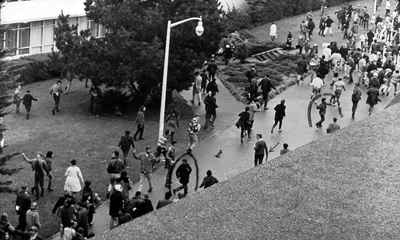 Sfsu-strike crowd-near-entry-from-roof drescher.jpg