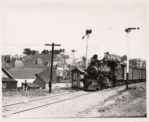 Railroad passing Bernal Cut 1908 AAA-9900.jpg