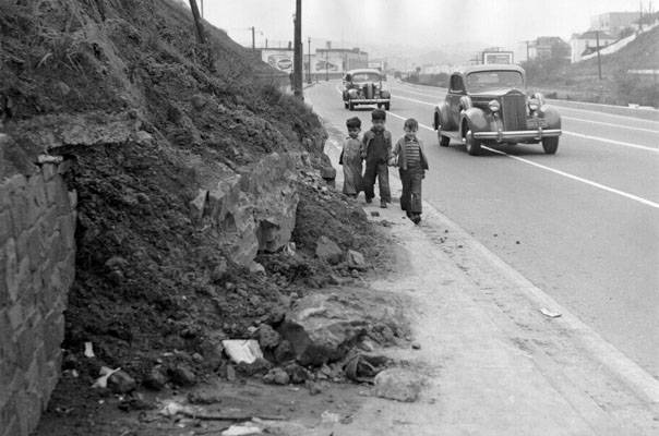 File:Bernal cut hazardous roadway w 3 kids 1942 AAA-9927.jpg