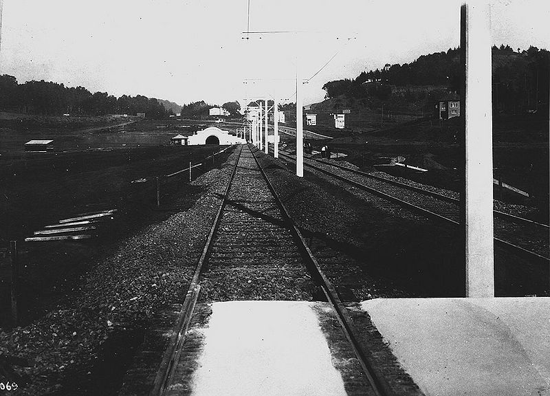 File:West-Portal-and-tracks-pre-urbanization-c-1917.jpg