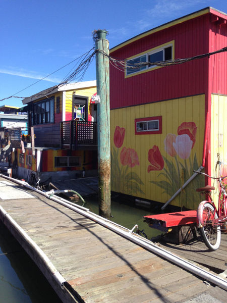 File:Painted Houseboats at Gates Cooperative.JPG