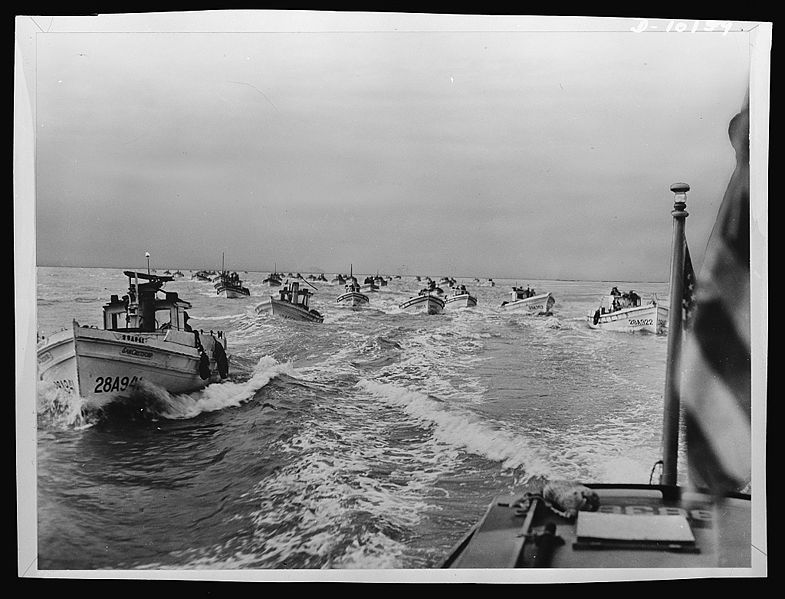File:A Coast Guard motor lifeboat provides escort to San Francisco's crab fishermen as a wartime precaution. Ann Rosener 8b08560v.jpg