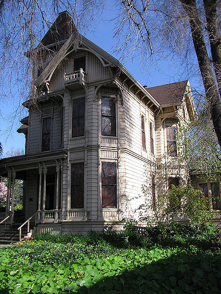 File:Victorian-mansion-on-E-29th-in-Oakland 2026.jpg