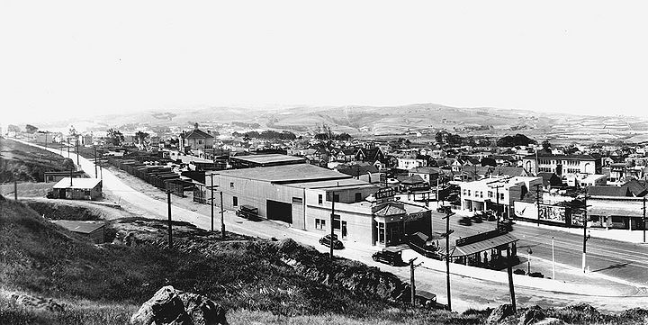 Southwest-from-Dalys-Hill-in-Daly-City-Hillside-Ave-in-foreground-and-Mission-St-at-right-Westlake-District-is-open-area-in-distance-c-1930-Daly-City-Library.jpg