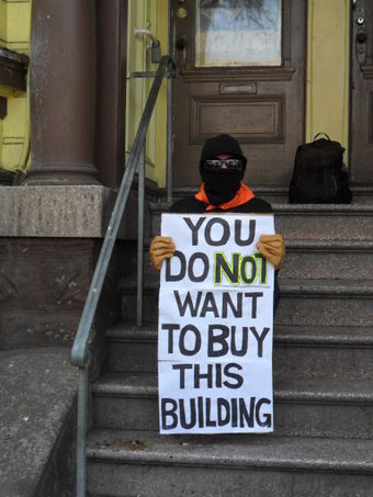 Protest on steps of Pigeon Palace; Photo: Chris Carlsson