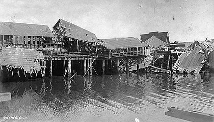 Ruined-buildings-in-Butchertown-falling-into-the-Bay-after-the-1906-earthquake-AAC-2858 .jpg