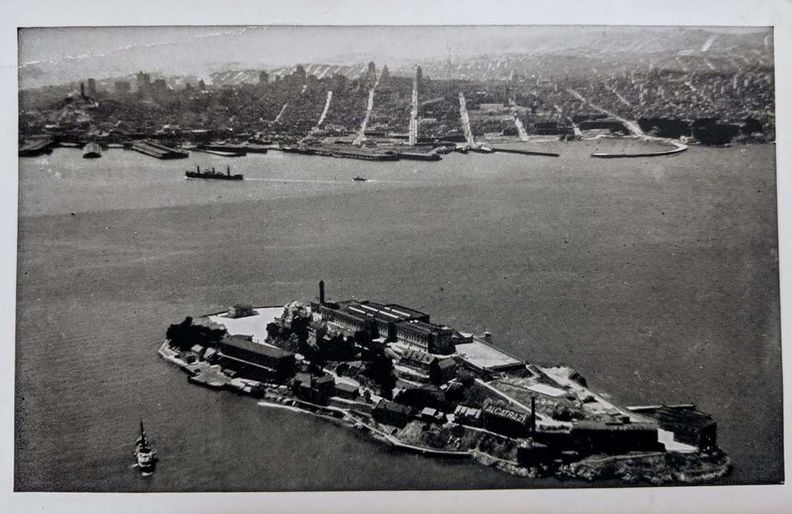 Alcatraz aerial 1930s.jpg