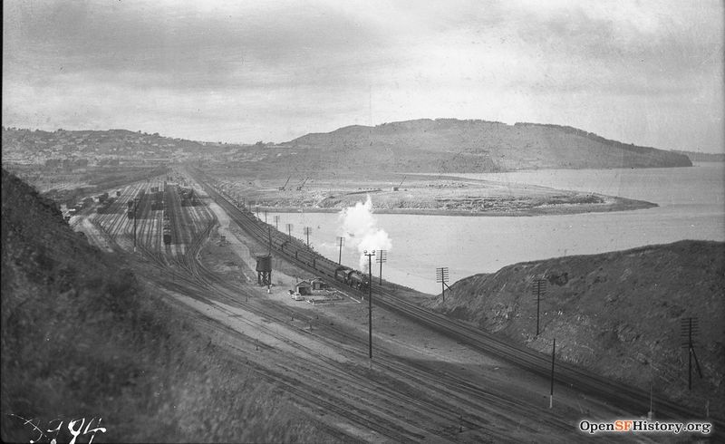 File:1946 SP Bayshore yard Train heading South, View looking North to Bayview Hill wnp14.3444.jpg