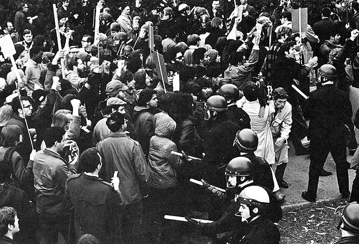 SF-State-crowd-with-police-lines-by-Lou-de-la-Torre.jpg