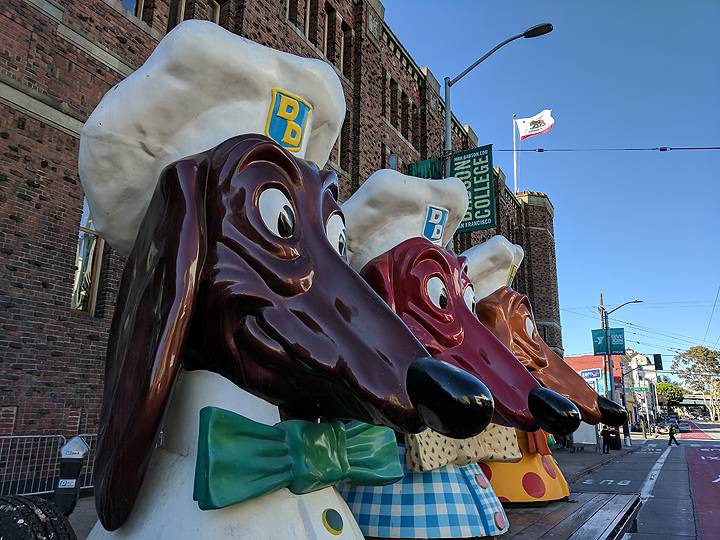 File:Doggie-Diner-heads-at-armory-profile 20171005 154714.jpg